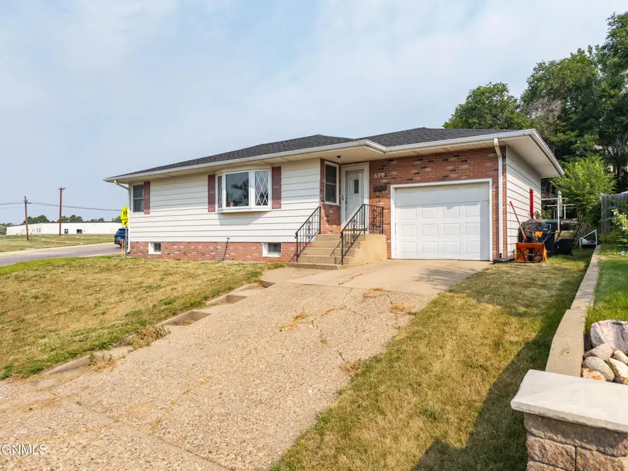 610 8th Street Nw, Mandan, ND 58554 - #3