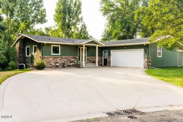 102 18th Avenue Ne, Jamestown, ND 58401