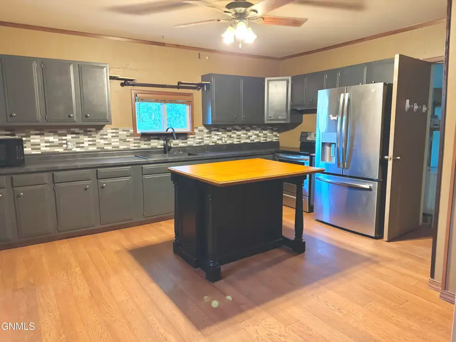 208 Roosevelt Avenue Ne, Bowbells, ND 58721 - #3