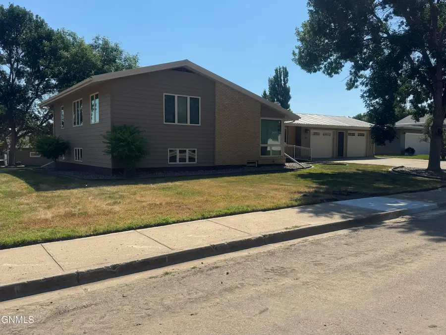 520 4th Street Ne, Watford City, ND 58854 - #2