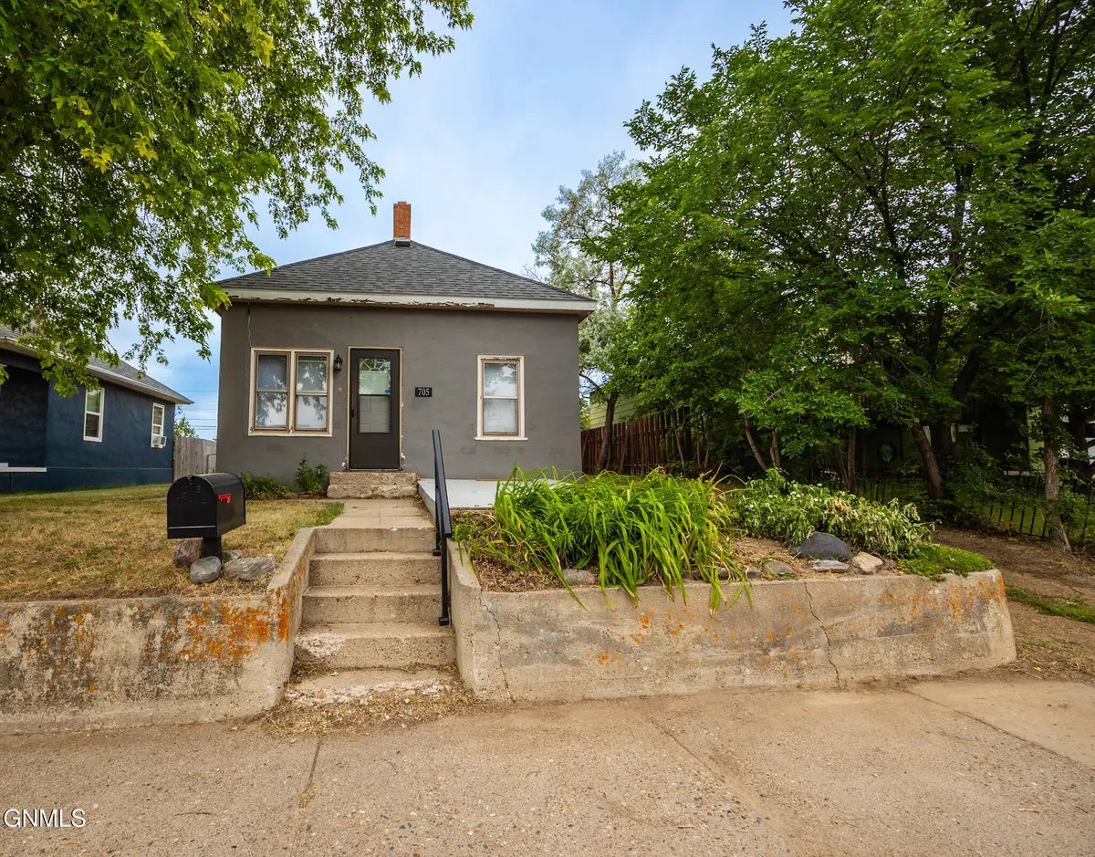705 6th Avenue W, Williston, ND 58801 - #1