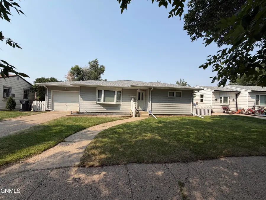 609 14th Avenue W, Williston, ND 58801 - #2