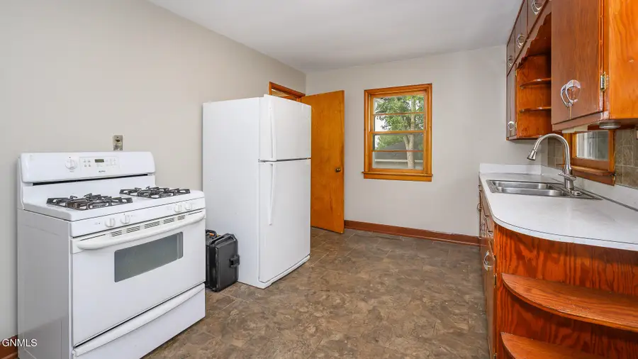 304 8th Street Nw, Mandan, ND 58554 - #3