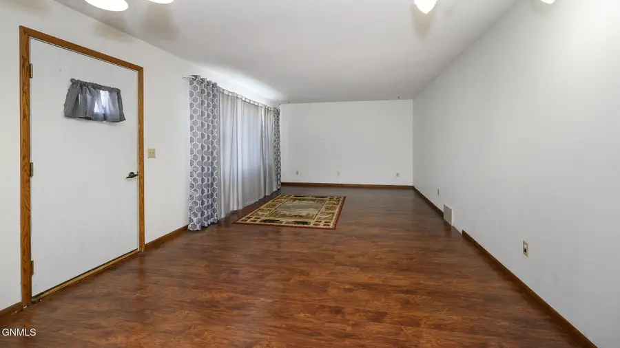 414 3rd Street S, Glen Ullin, ND 58631 - #2