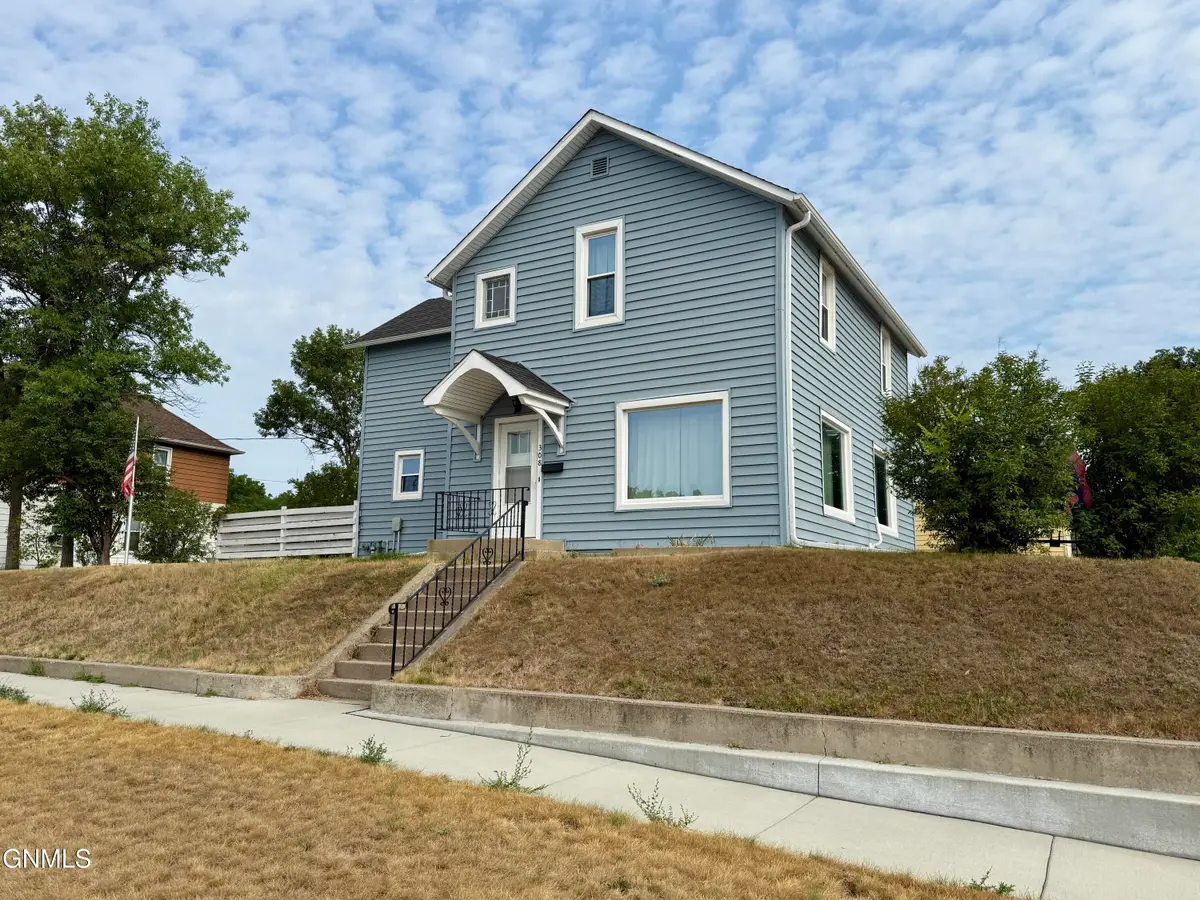 308 6th Street Nw, Valley City, ND 58072 - #1