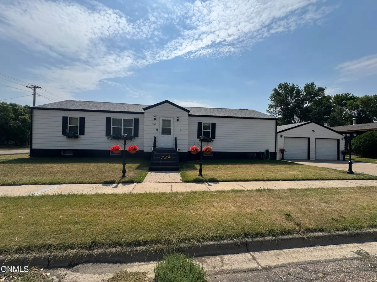 201 4th Street Nw, Beulah, ND 58523 - #1