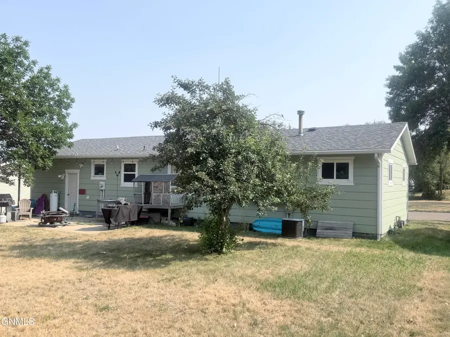 112 6th Avenue Nw, Watford City, ND 58854 - #2