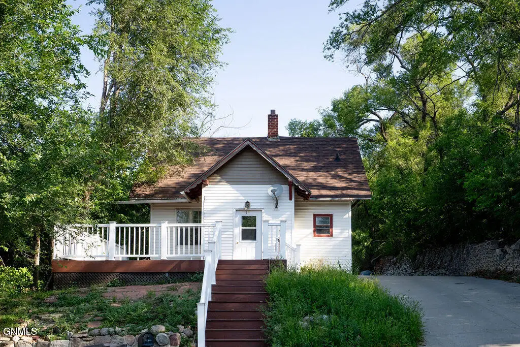 319 7th Street Ne, Jamestown, ND 58401 - #1