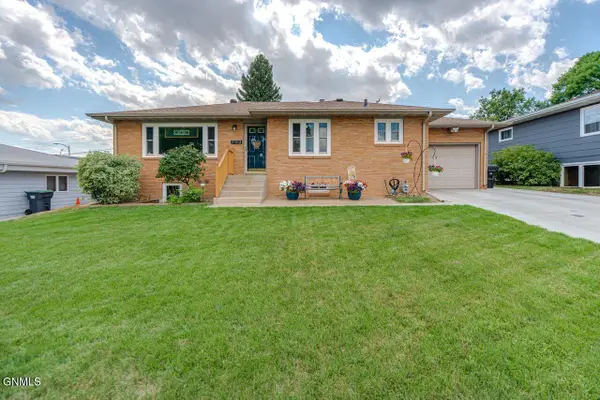 703 12th Avenue Nw, Mandan, ND 58554