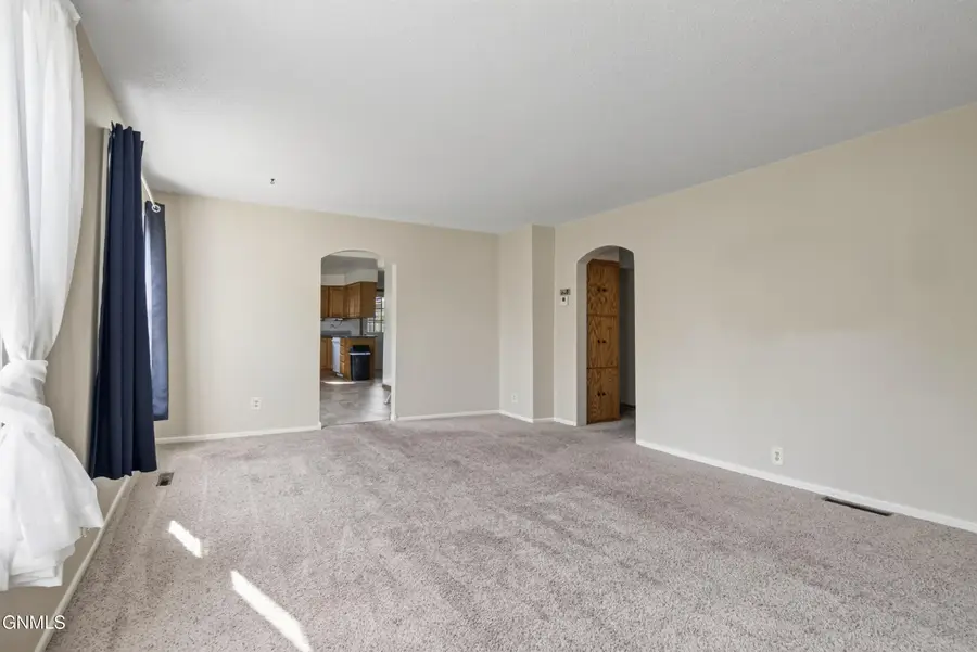 521 5th Avenue Nw, Valley City, ND 58072 - #3