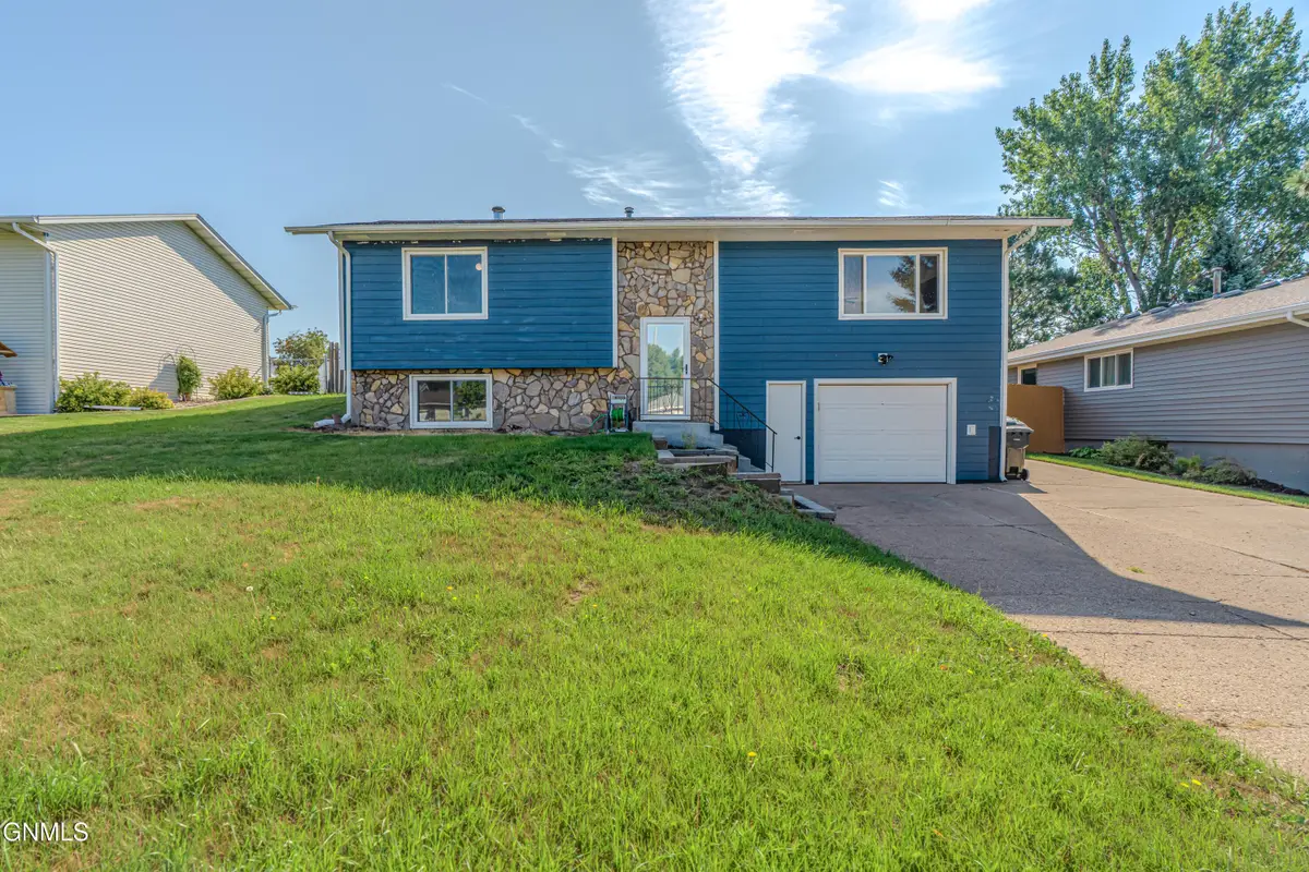 810 3rd Avenue Ne, Mandan, ND 58554 - #1