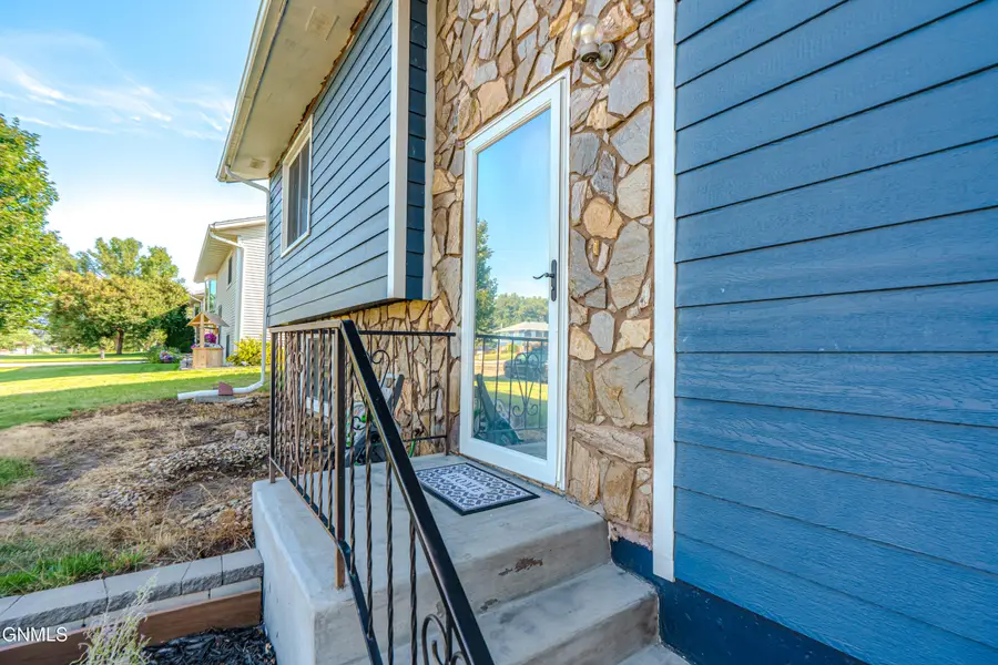 810 3rd Avenue Ne, Mandan, ND 58554 - #3