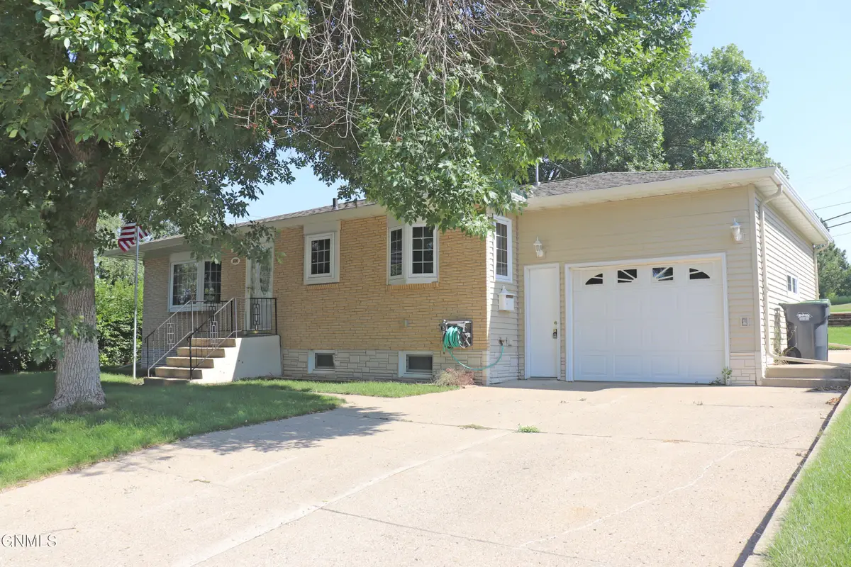 606 10th Avenue Nw, Mandan, ND 58554 - #1