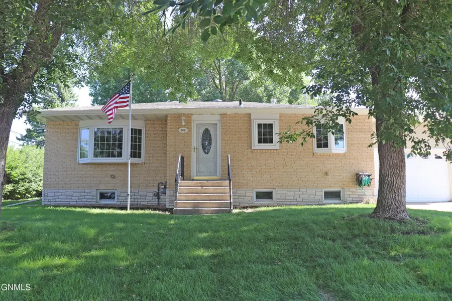606 10th Avenue Nw, Mandan, ND 58554 - #2