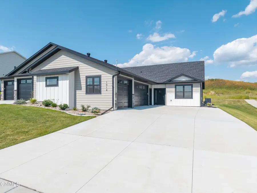 1914 Prairie Hawk Drive, Bismarck, ND 58503 - #2