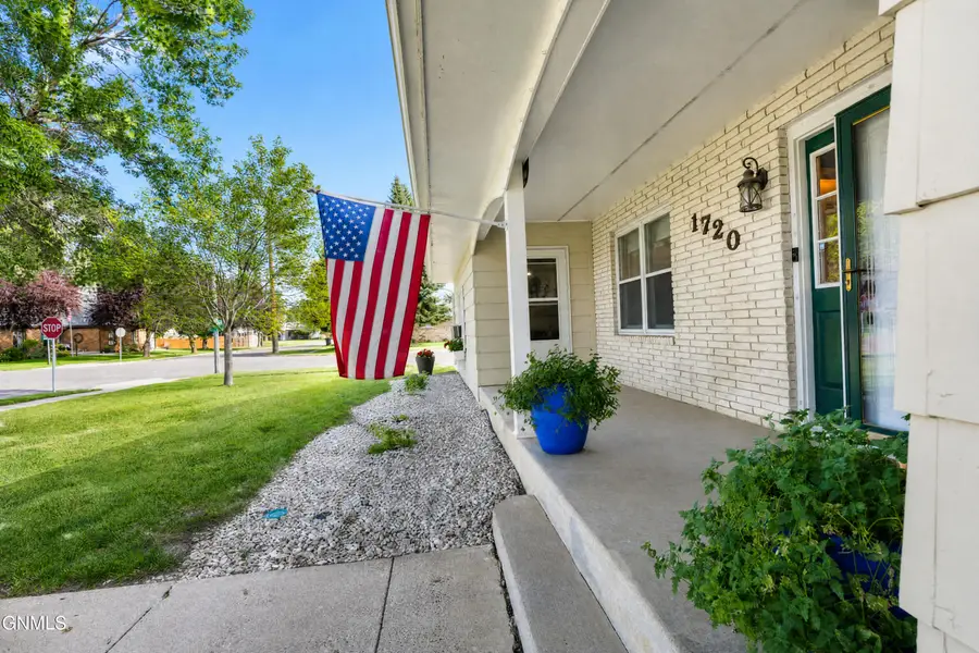 1720 4th Avenue E, Williston, ND 58801 - #3
