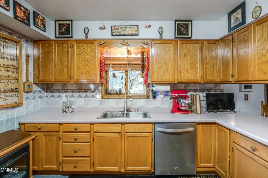 705 3rd Avenue Se, Mandan, ND 58554 - #2