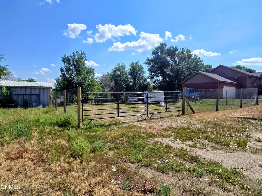 408 4th Street Nw, Watford City, ND 58854 - #2