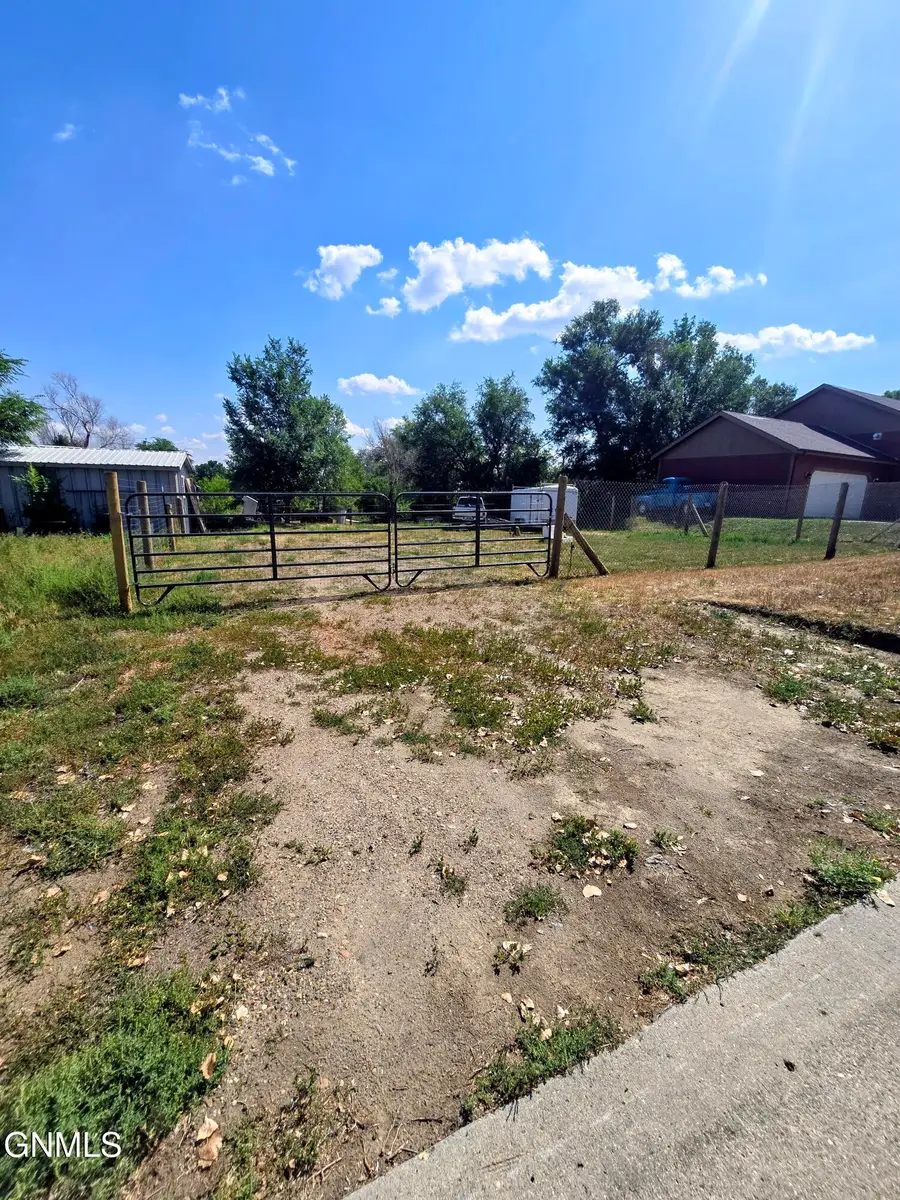 408 4th Street Nw, Watford City, ND 58854 - #3