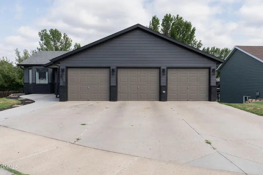 910 20th Street Se, Mandan, ND 58554 - #3