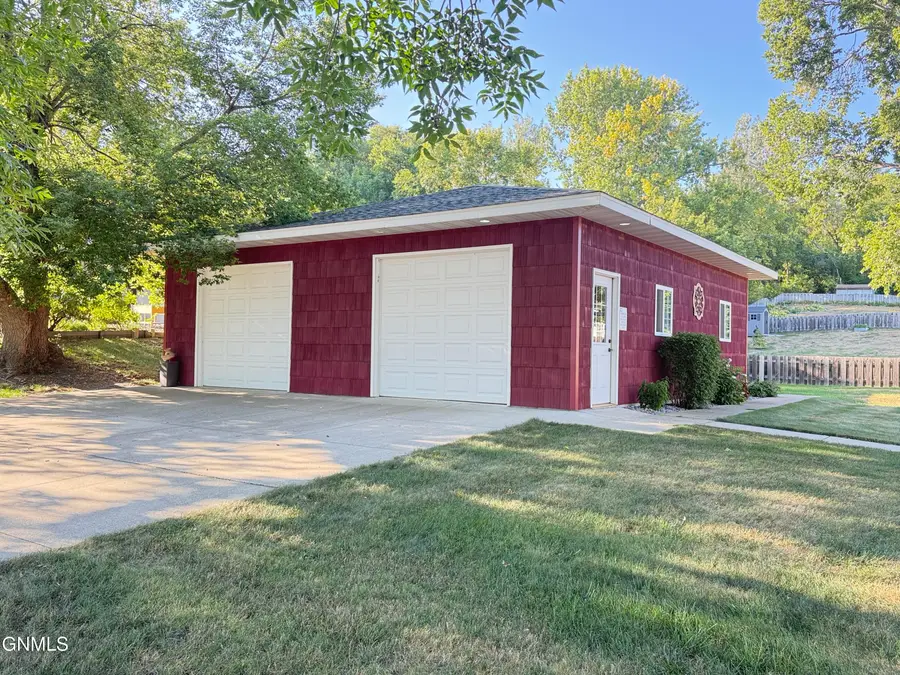 711 5th Avenue Nw, Valley City, ND 58072 - #3