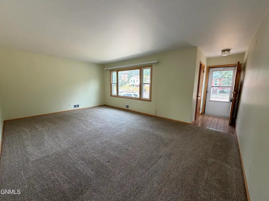 1215 Boulevard Avenue E, Bismarck, ND 58501 - #2