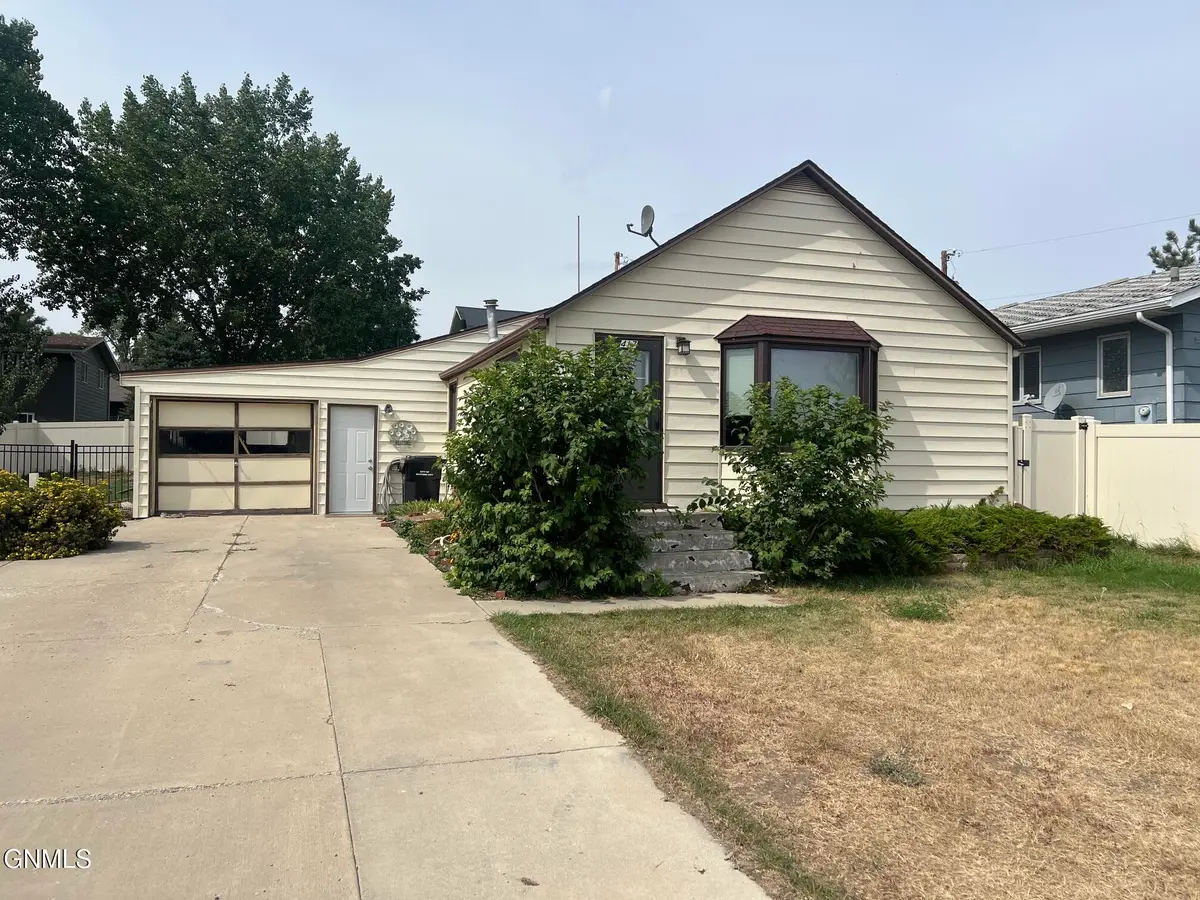 417 2nd Street Nw, Watford City, ND 58854 - #1