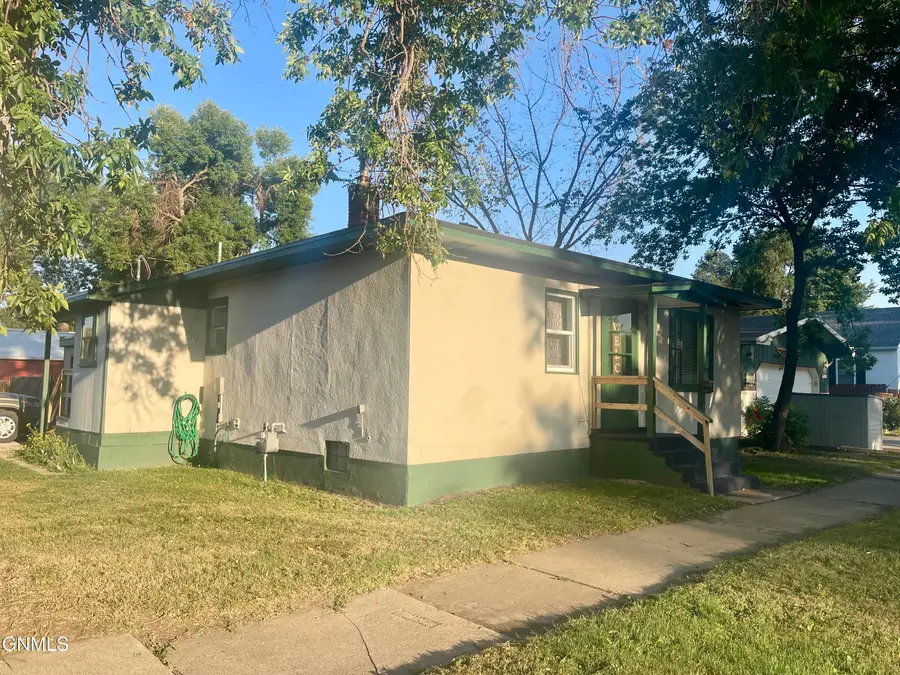 624 4th Avenue Nw, Jamestown, ND 58401 - #3