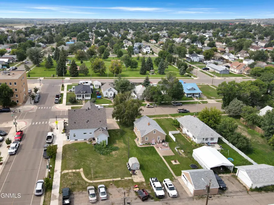 408 Washington Avenue, Williston, ND 58801 - #3