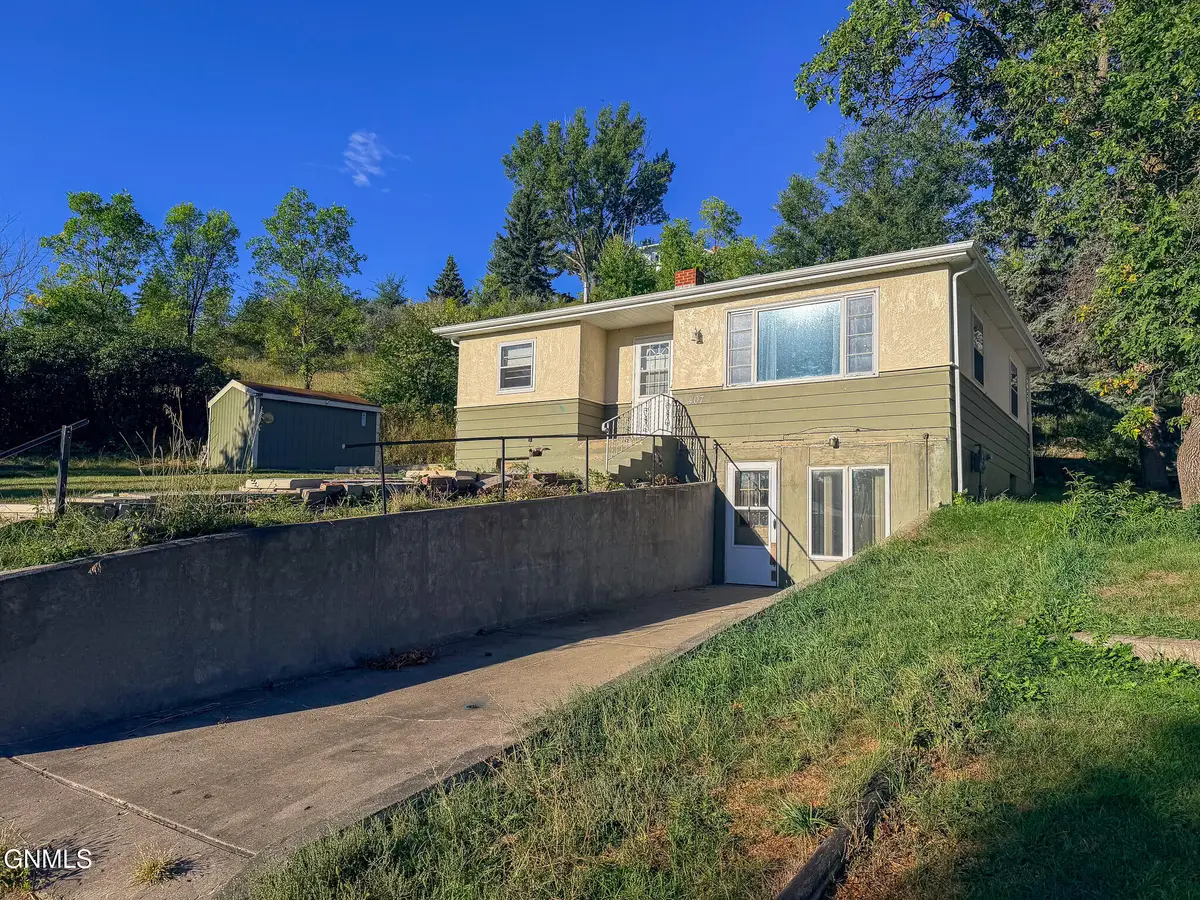 407 7th Avenue Nw, Mandan, ND 58554 - #1