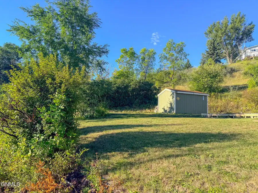 407 7th Avenue Nw, Mandan, ND 58554 - #3