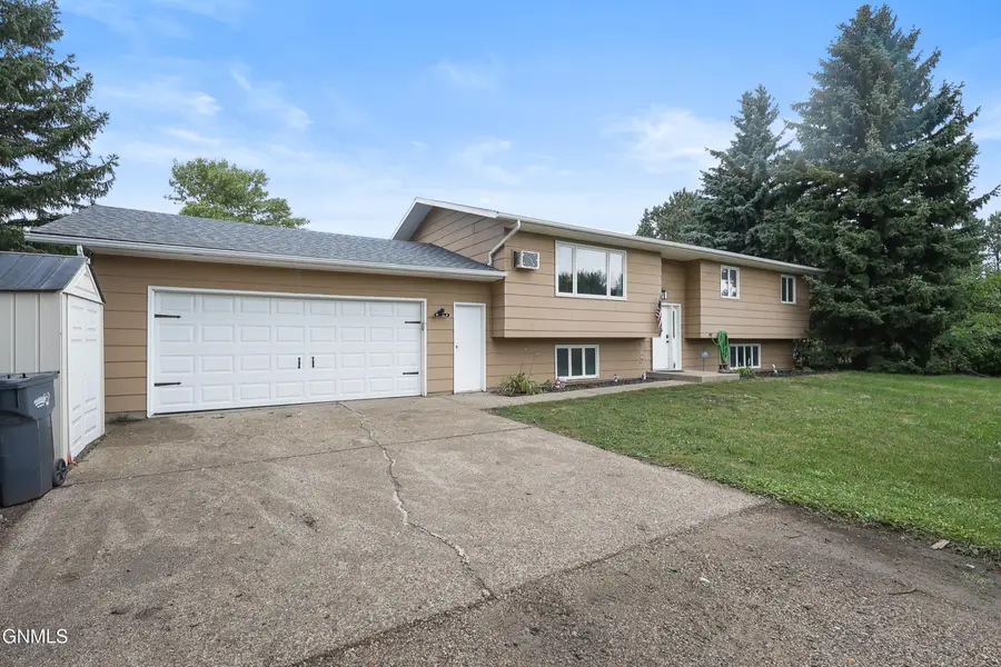 5005 Highland Road Nw, Mandan, ND 58554 - #2