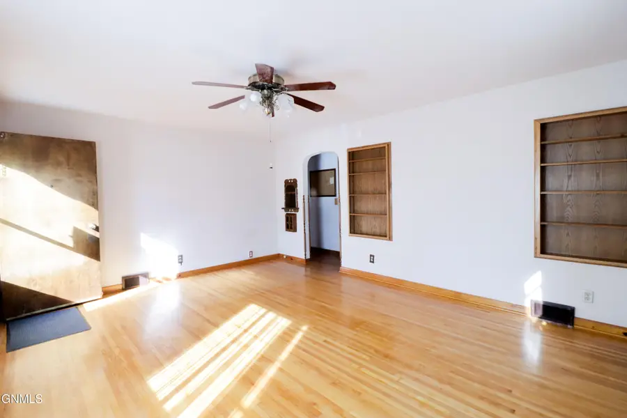 204 11th Avenue Nw, Mandan, ND 58554 - #2