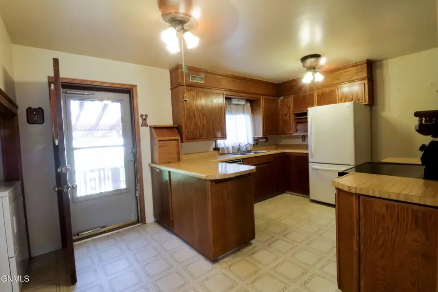 204 11th Avenue Nw, Mandan, ND 58554 - #3