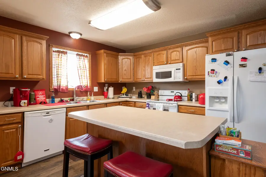 4537 30th Avenue Nw, Mandan, ND 58554 - #3