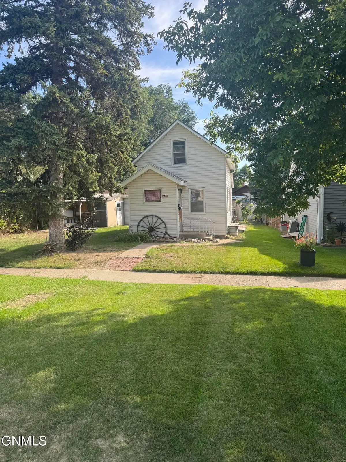 208 10th Avenue Nw, Mandan, ND 58554 - #1