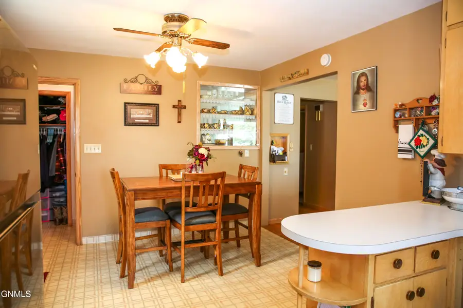 228 S Main Avenue S, Dickinson, ND 58601 - #3