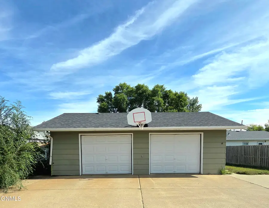 720 8th Avenue Se, Jamestown, ND 58401 - #3