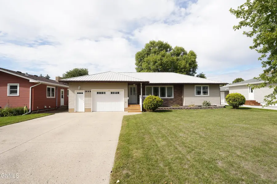 1609 5th Avenue Ne, Jamestown, ND 58401 - #2