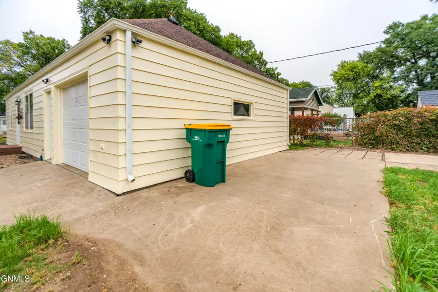 1002 E F Avenue E, Bismarck, ND 58501 - #3