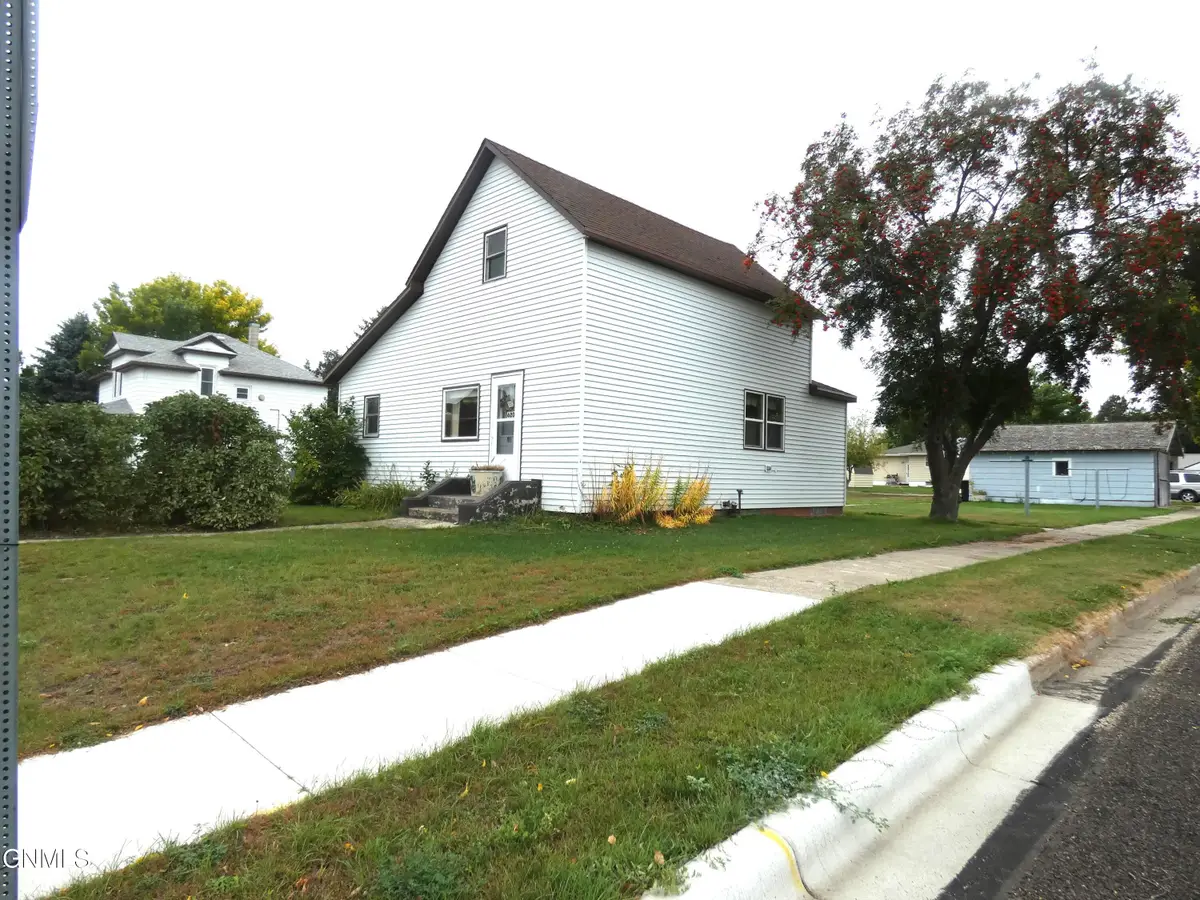 620 Broadway Street N, Linton, ND 58552 - #1