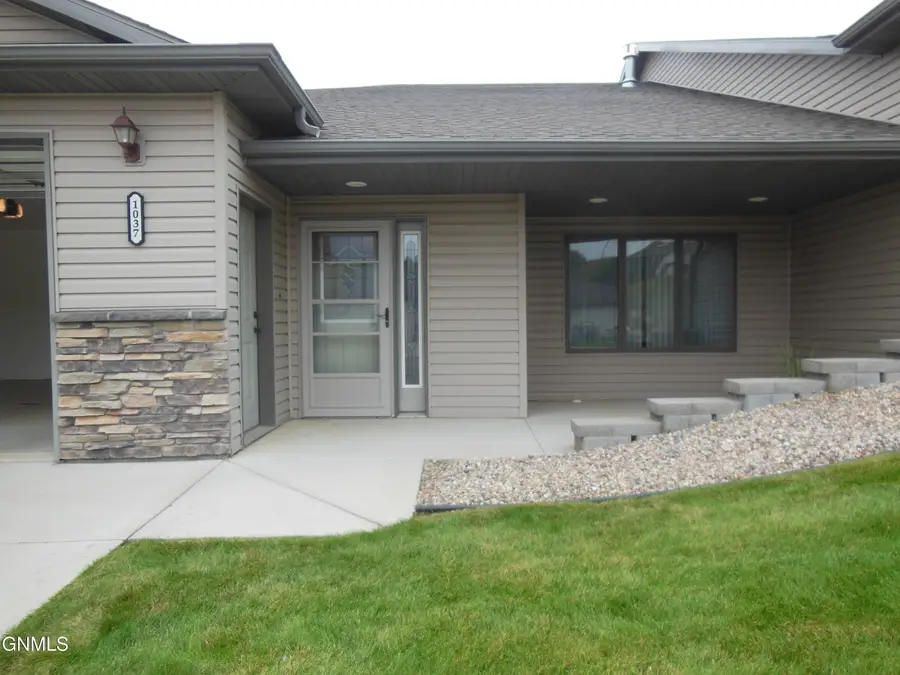 1037 N 33rd Street, Bismarck, ND 58501 - #2