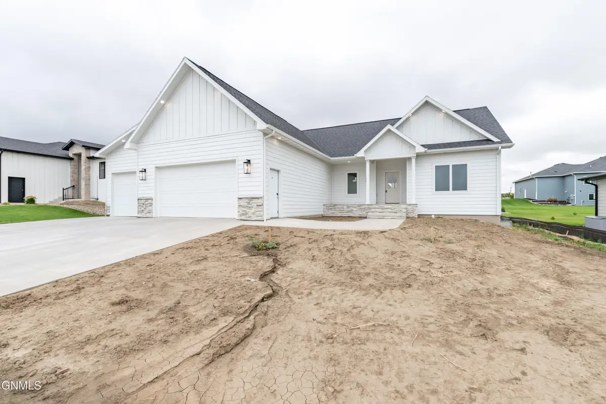 2002 Frisco Way, Bismarck, ND 58503 - #1