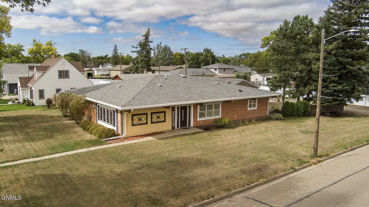 301 4th Avenue Ne, Hazen, ND 58545 - #1