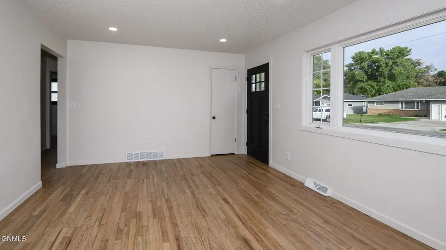 335 W Ingals Avenue W, Bismarck, ND 58504 - #2