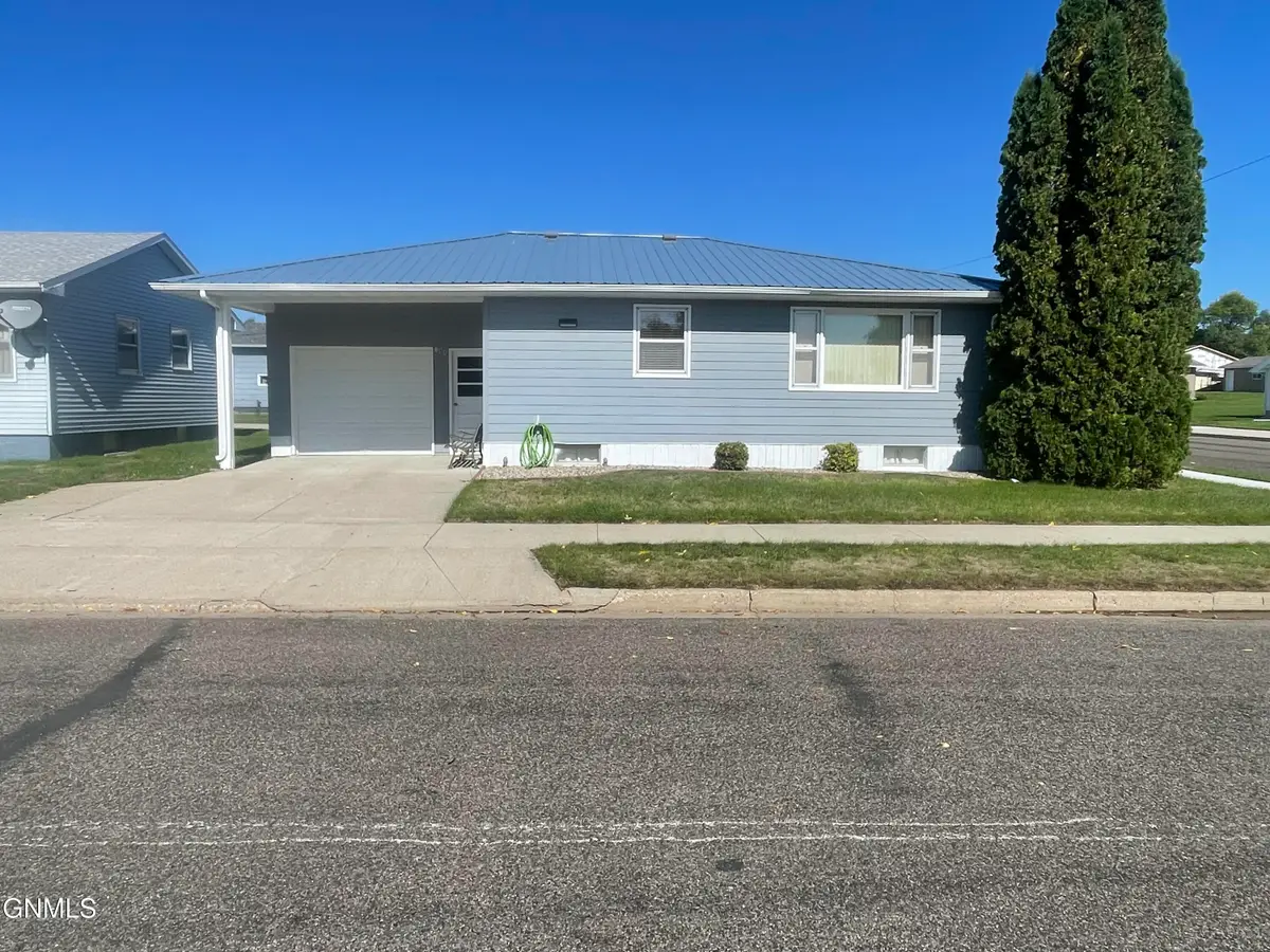104 Oak Avenue E, Linton, ND 58552 - #1