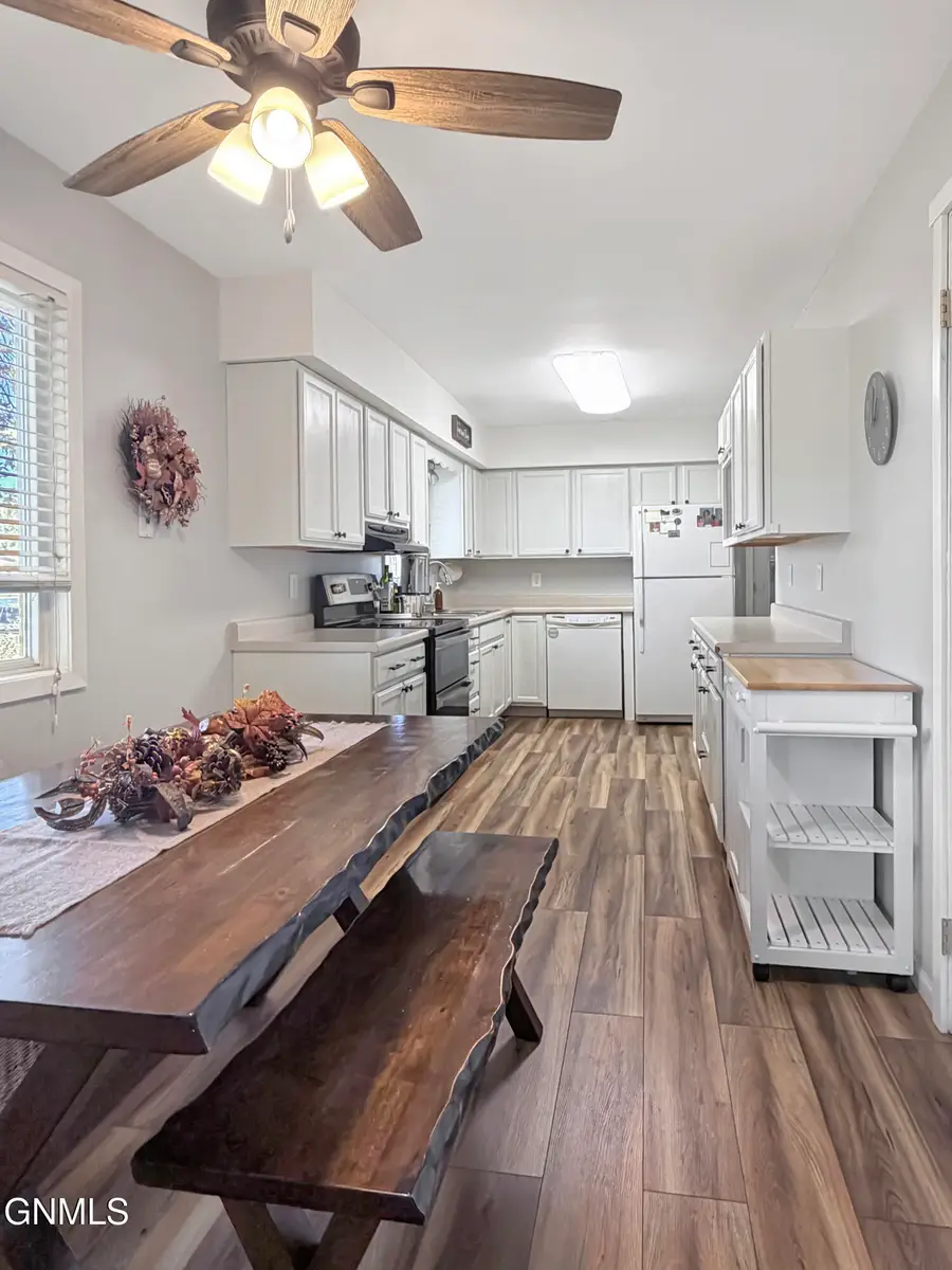 160 2nd Avenue N, Carrington, ND 58421 - #3