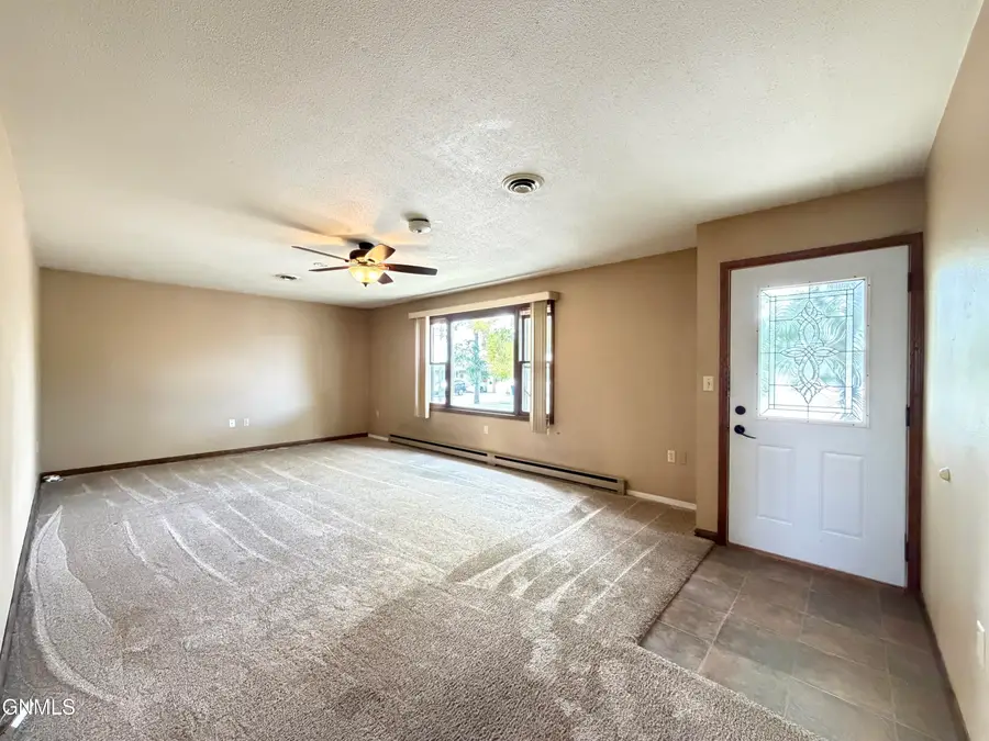 412 Central Avenue N, Beulah, ND 58523 - #2