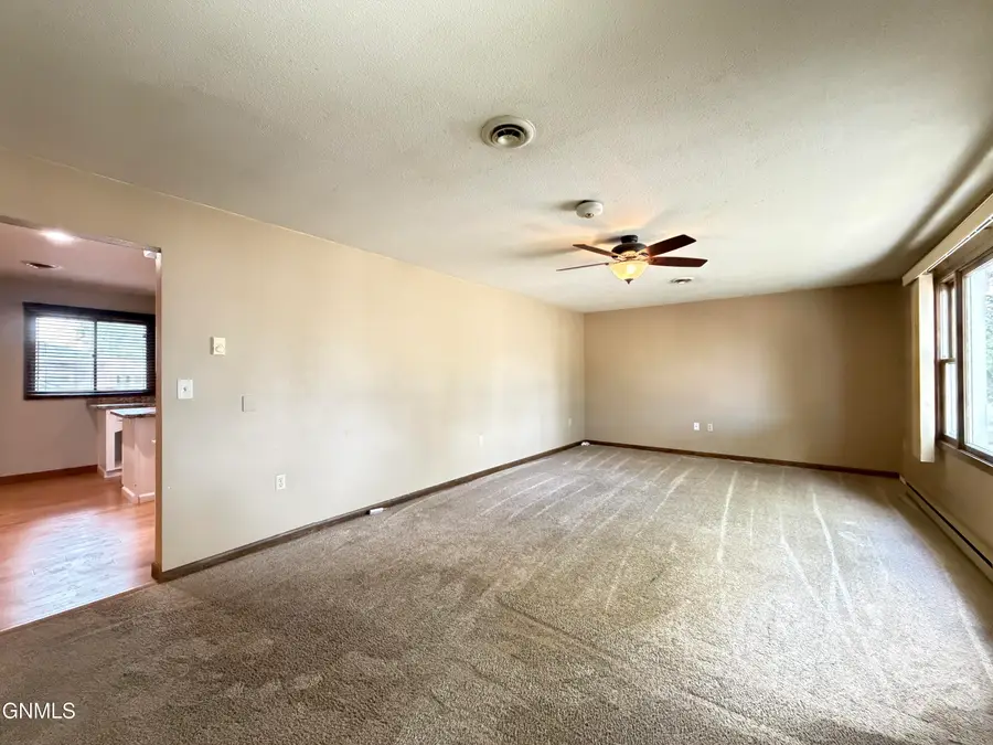 412 Central Avenue N, Beulah, ND 58523 - #3