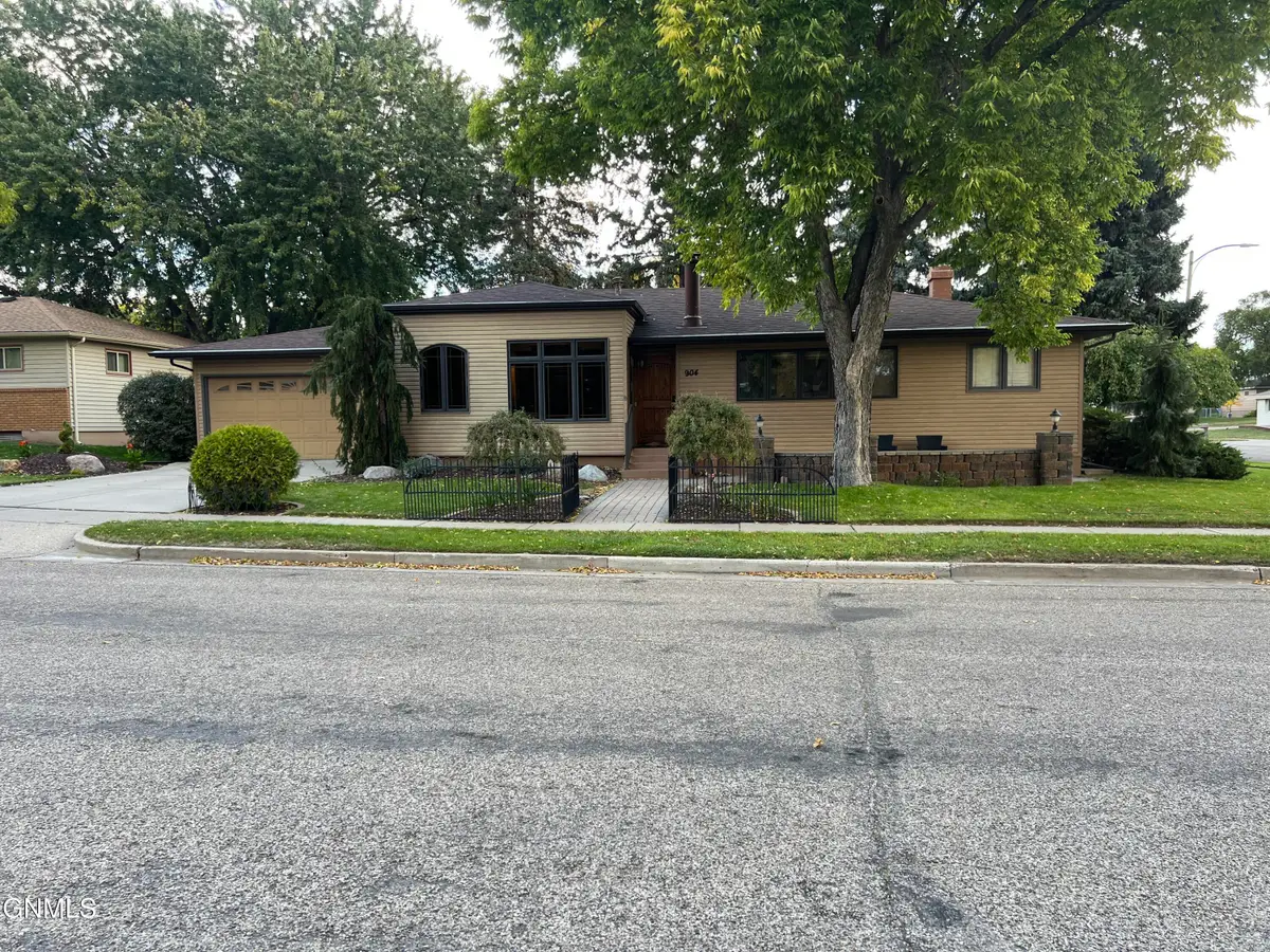 904 Owens Avenue W, Bismarck, ND 58501 - #1